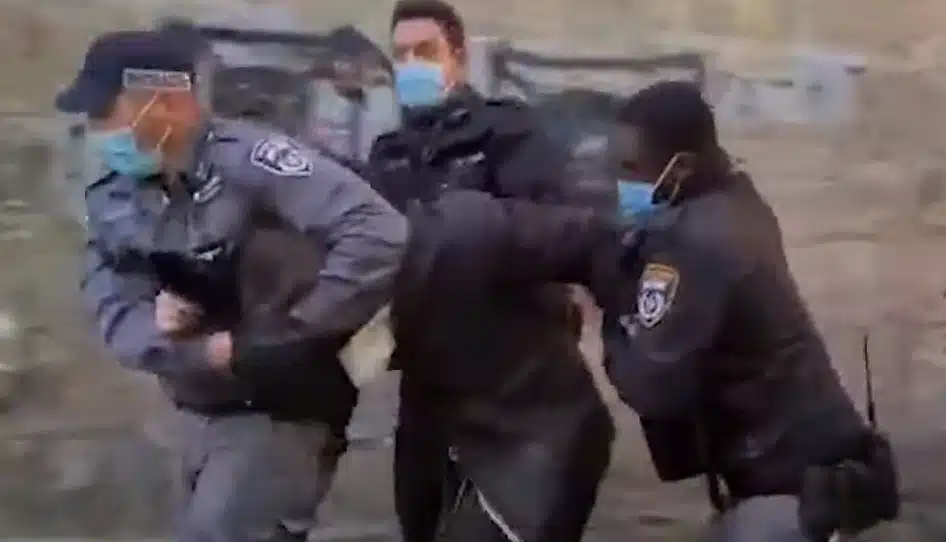 В Иерусалиме ортодоксы закидали полицию камнями (Видео)