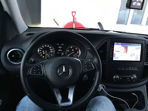 Штатная магнитола Mercedes имеет существенно больший функционал, чем заводская
