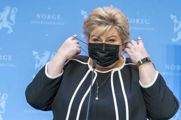 Премьера Норвегии оштрафовали за нарушение карантина