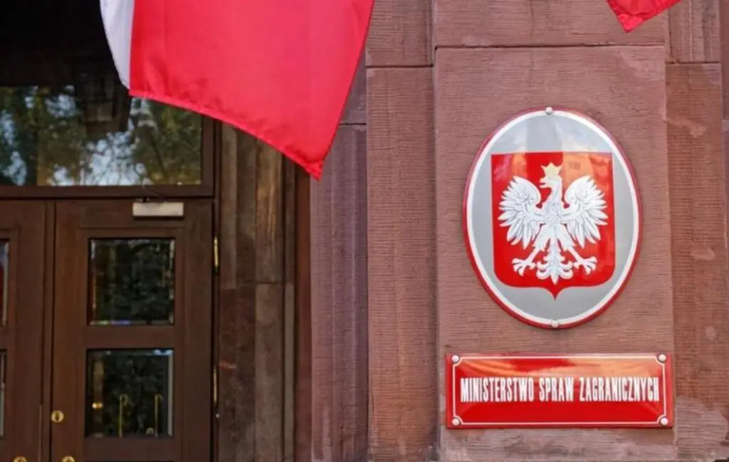 Польша объявила трех российских дипломатов персонами нон грата