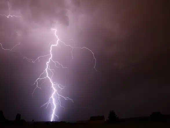 Во Франции объявили предпоследний уровень погодной опасности