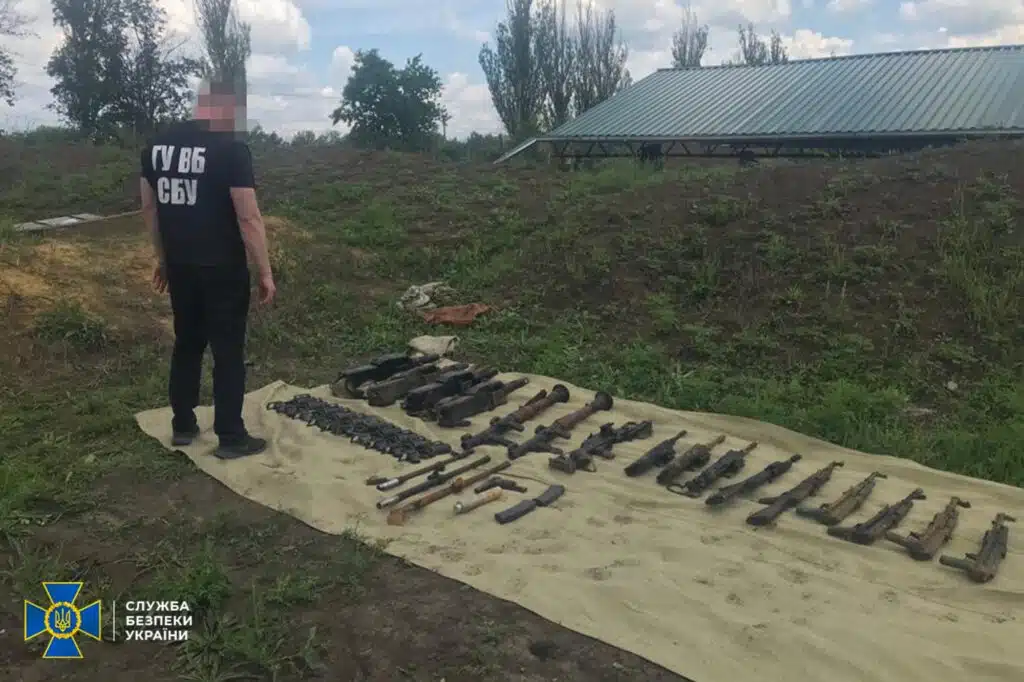 СБУ викрила військовослужбовців ЗСУ на спробі викрадення зброї з їхньої частини (Відео)