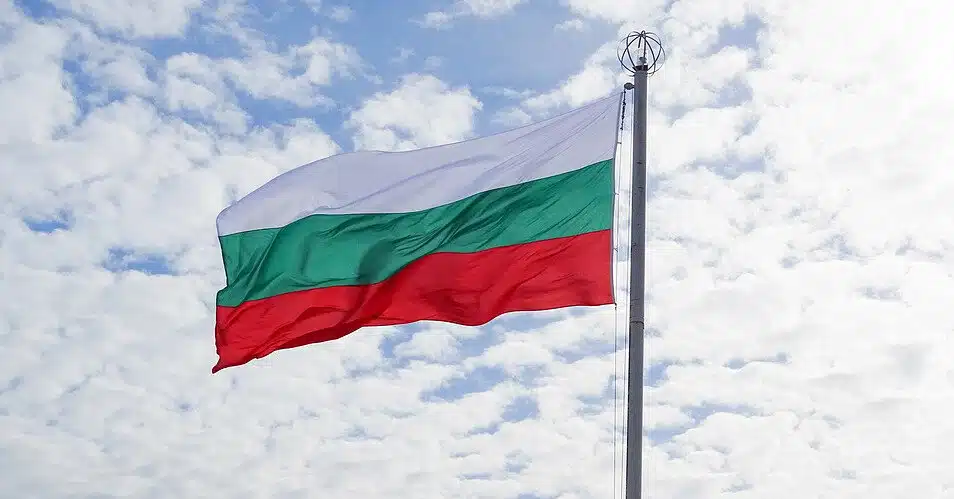 На досрочных выборах в Болгарии победила партия шоумена