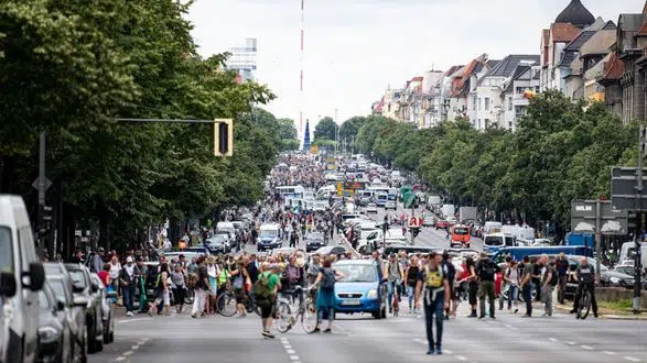 В Берлине проходит многолюдная акция протеста против коронавирусных ограничений