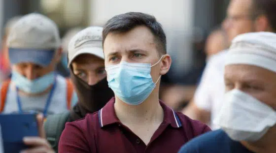 В мире зафиксировали 700 тысяч новых случаев COVID-19: лидируют США и Британия