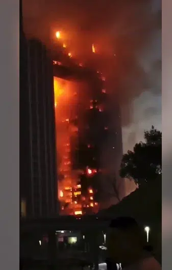 В Китае вспыхнула многоэтажка, в которой живет 800 человек (Видео)