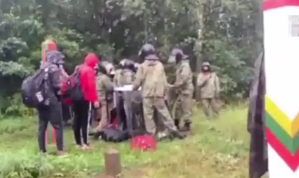 В Беларуси со щитами блокируют возвращение мигрантов на границе с Литвой (Видео)