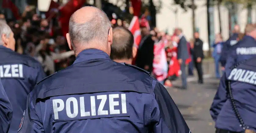 В Германии афганец напал с ножом на пожилых людей