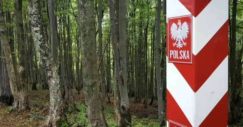 Польша снова укрепляет границу военными