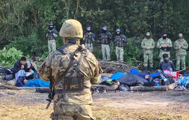 Польша заявила, что Беларусь продолжает свозить мигрантов к своим границам