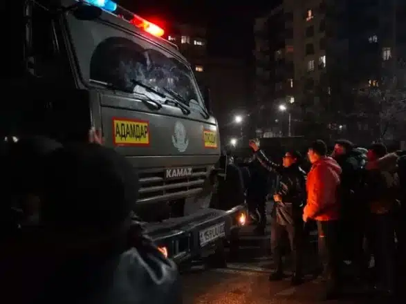Беспорядки в Казахстане: в Алматы появилась бронетехника