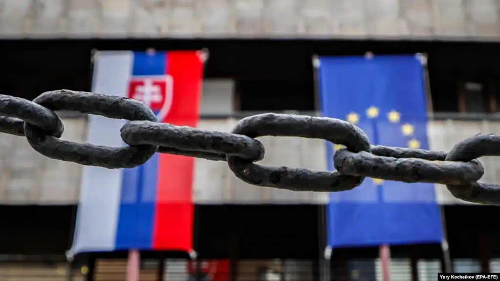 Словакия решила выслать из страны 35 российских дипломатов