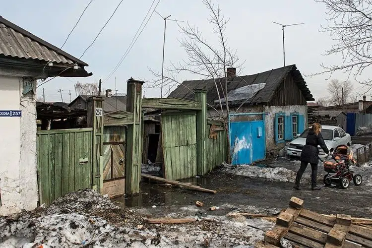 Россия осталась без мерседесов и туалетной бумаги