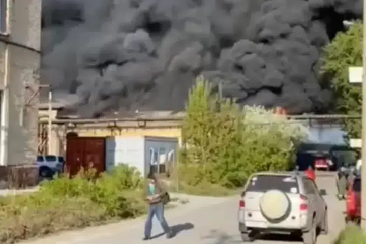 На росії потужно горить хімзавод (Відео)
