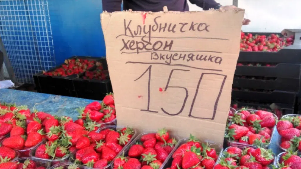 В анексованому Криму російські загарбники продають вкрадені в Україні продукти