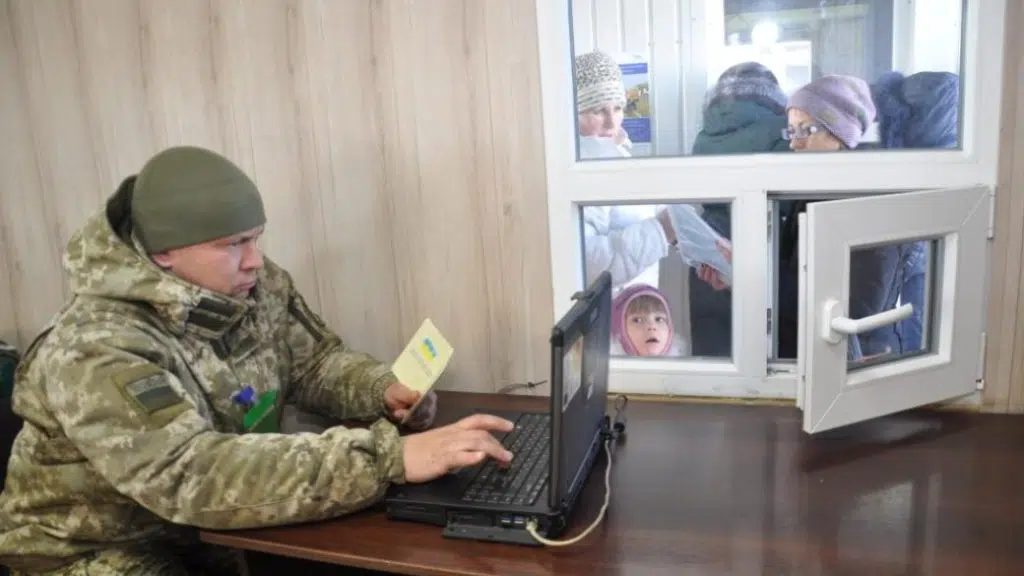 В Україні окремим категоріям чоловіків дозволили виїзд за кордон