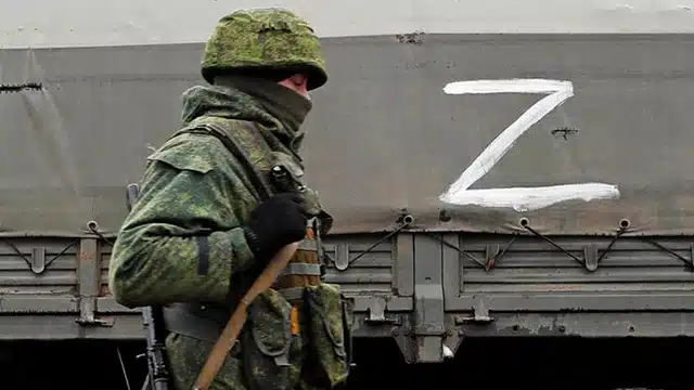 Військові рф крадуть українські гривні