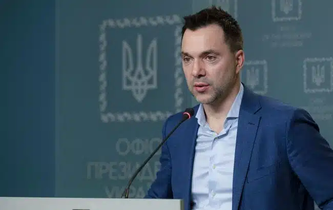 Арестович про відвід з Сєвєродонецька: там ще бешкетують наші групи спецназу