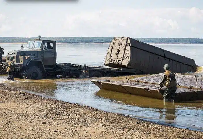 В Херсоні затонув російський катер в Дніпрі біля Антонівського мосту