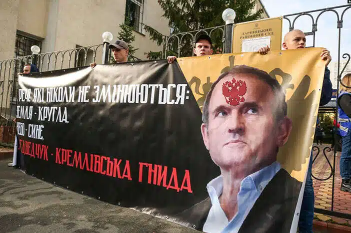 Хто у перші дні війни спалив справи Медведчука та Януковича? Деталі гучного скандалу