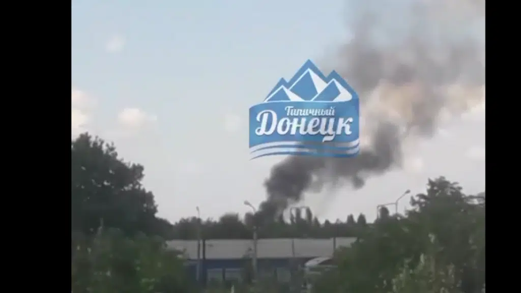 В одному з районів Донецька горить та детонує черговий склад із боєприпасами військ РФ