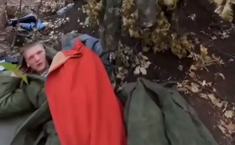 Бійці ЗСУ захопили у полон окупанта, який міцно спав на ворожій позицї