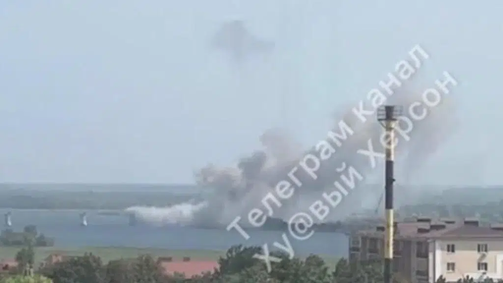 У мережі публікують відео потужних ударів ЗСУ по Антонівському мосту