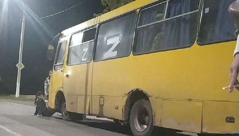 На Луганщині жінки з дітьми намагаються завадити примусовій “мобілізації”