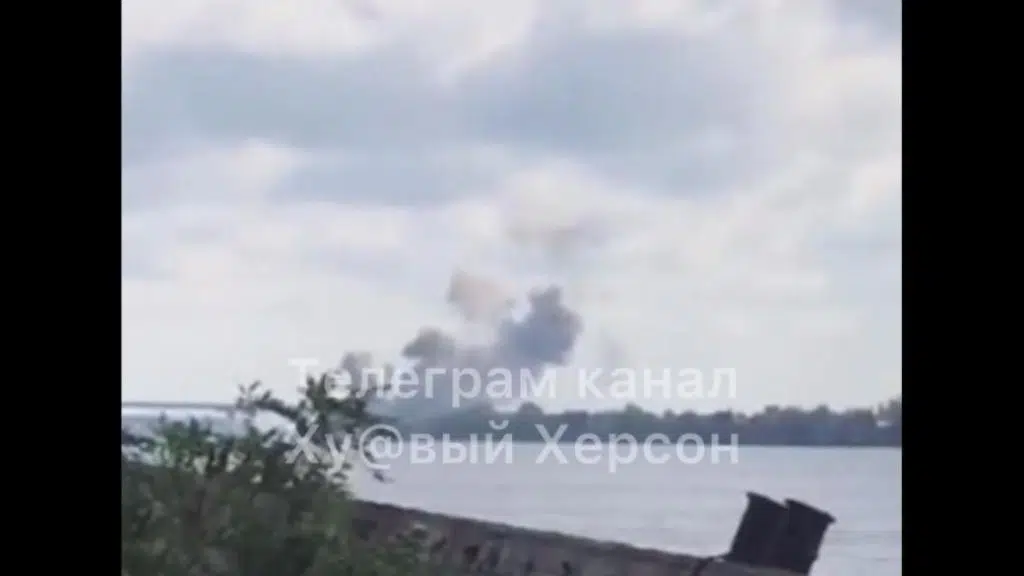 У Херсоні повідомили про ракетний удар по Антонівському мосту (Відео)