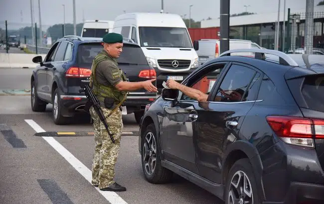 Ще одній категорії українців дозволили виїзд за кордон: які умови