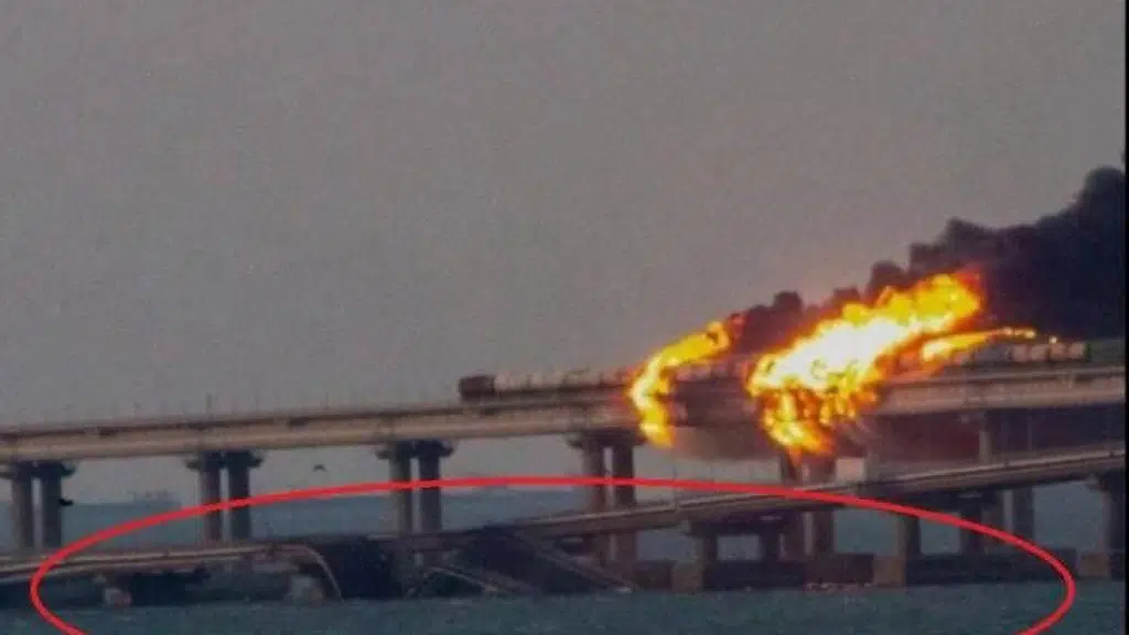 Внаслідок вибуху на Кримському мосту обвалилася автомобільна частина споруди