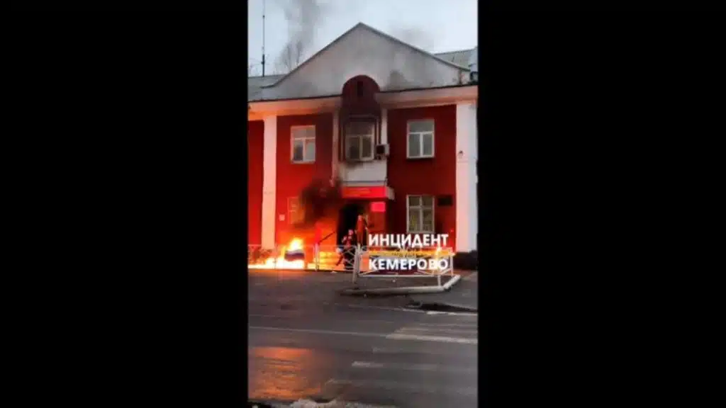 У російському Кемерово місцева мешканка підпалила військкомат (Відео)