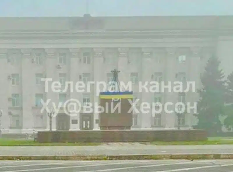 Партизани у Херсоні вивісили український прапор біля будівлі ОДА