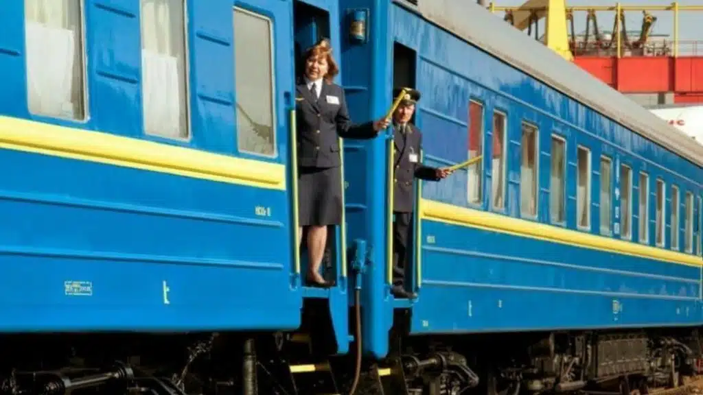 Внаслідок ворожого обстрілу зруйновано залізницю в районі Кривого Рогу.