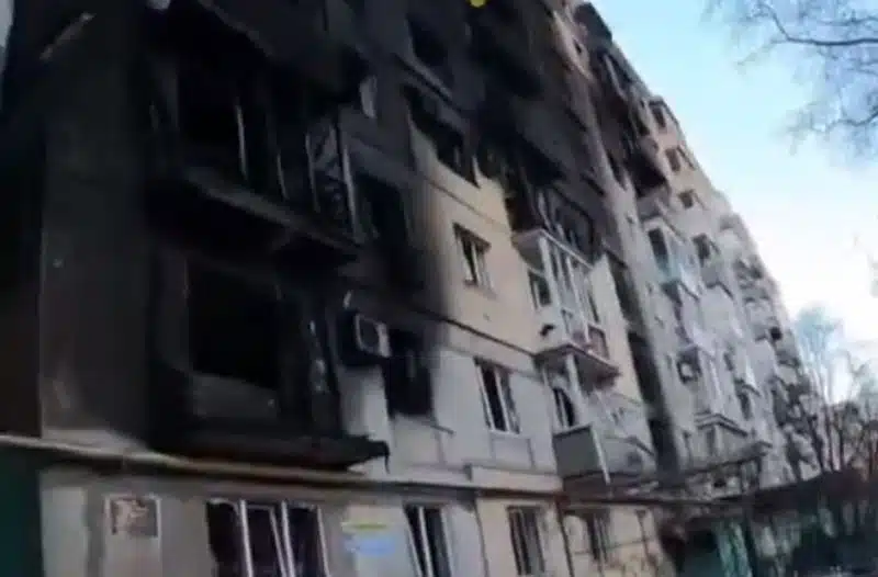 Бійці ЗСУ показали зруйновані будинки після обстрілів російських окупантів у місті Вугледар