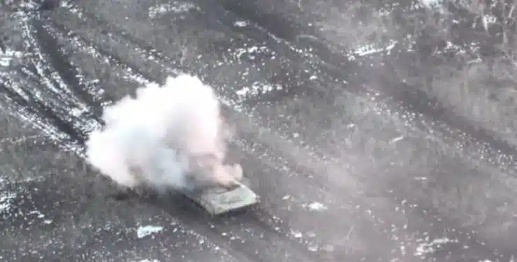 Як дрон-камікадзе знищив російський БТР на передовій (Відео)