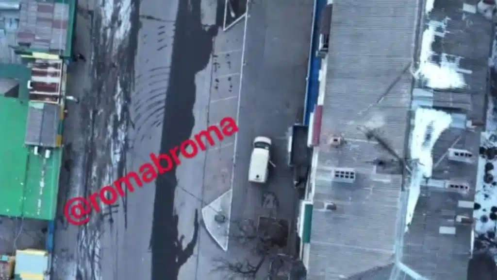 Дрон ЗСУ залетів у Донецьк і скинув вибухівку на російських загарбників (Відео)