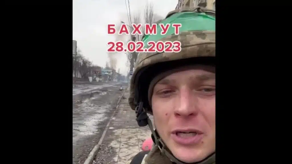 Боєць ЗСУ записав відеозвернення до українців із палаючого Бахмута (Відео)