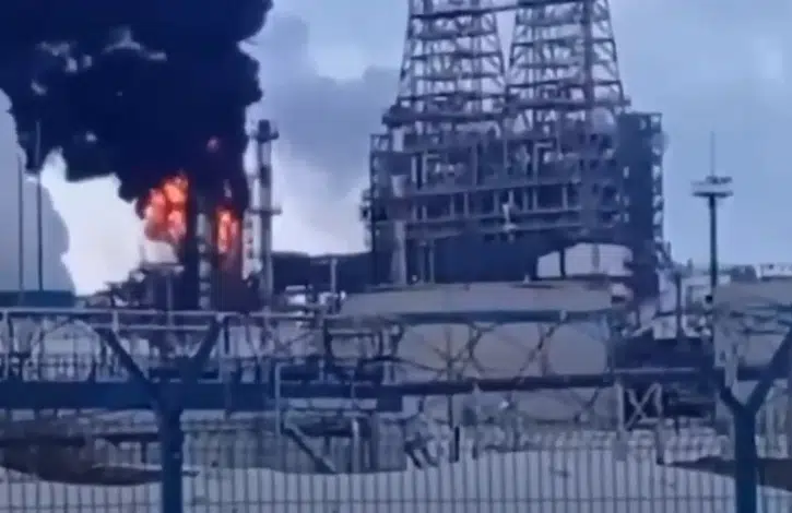 В росії горить завод з переробки нафти (Відео)