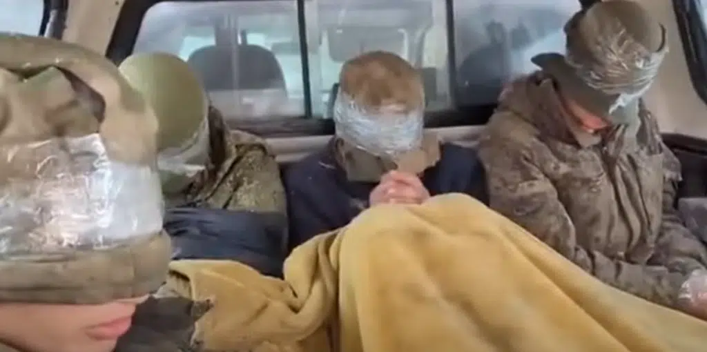 Бійці ЗСУ взяли в полон групу російських окупантів (Відео)