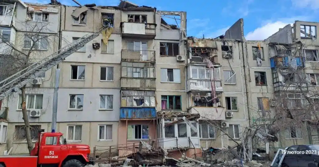 Росіяни вдарили по Покровську: влучили у п’ятиповерховий житловий будинок