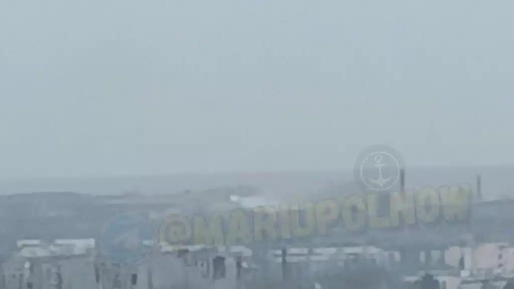 Жителі окупованого Маріуполя повідомляють про потужні вибухи у місті