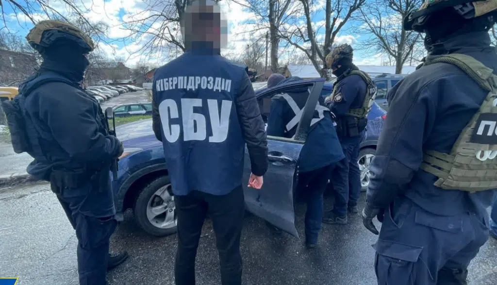 СБУ спільно з правоохоронцями Чехії затримала шахраїв, які викрадали гроші з банківських рахунків громадян ЄС