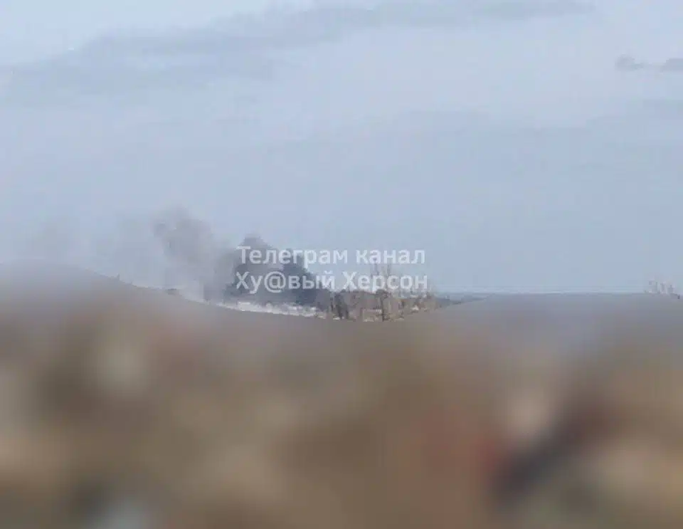 На околицях Херсона прильот: почалася пожежа в будинку