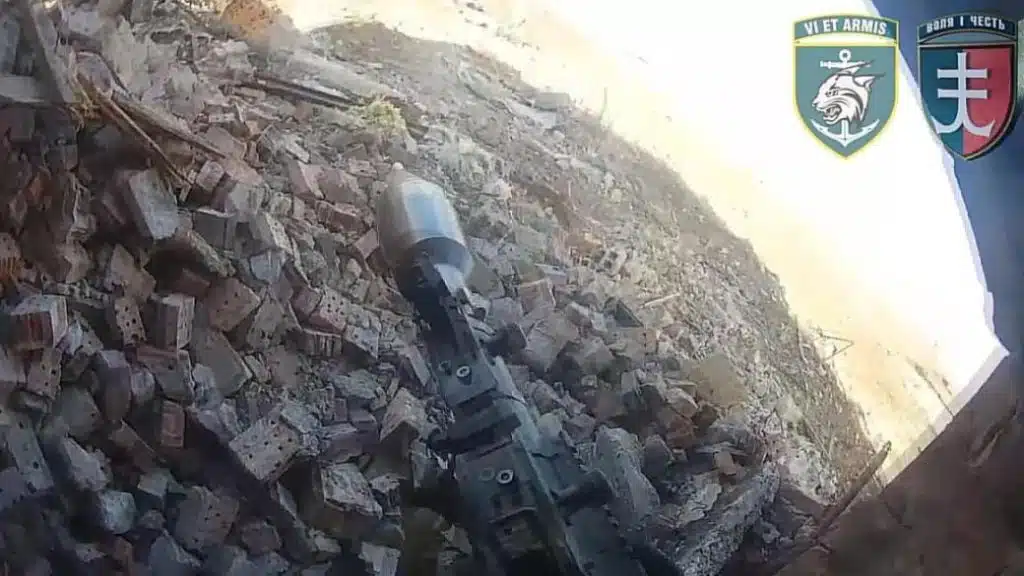 Бійці ЗСУ показали ближній бій з військовими РФ на Донеччині (Відео)