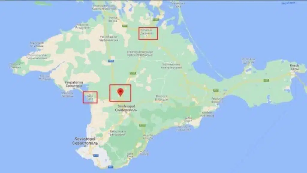На одній із авіабаз окупованого Криму після вибухів стоять клуби чорного диму