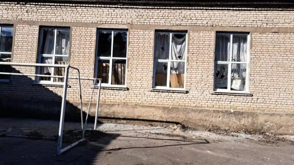 Росіяни вдарили по пункту видачі гуманітарної допомоги на Хеосонщині: багато поранених