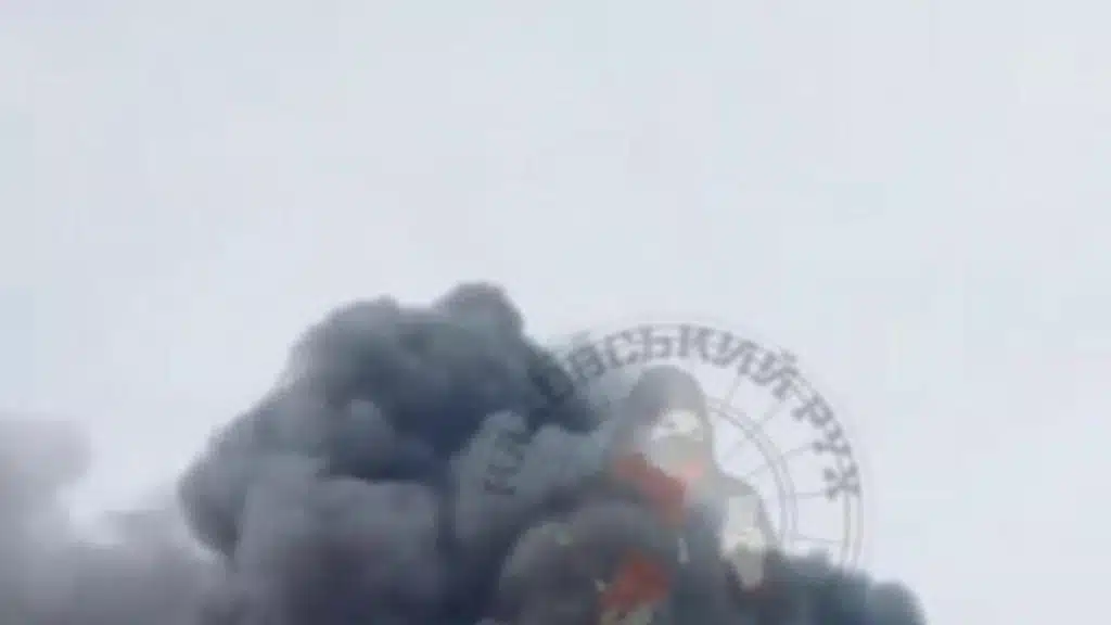 У Новій Каховці після вибуху почалася сильна пожежа у розташуванні військових рф
