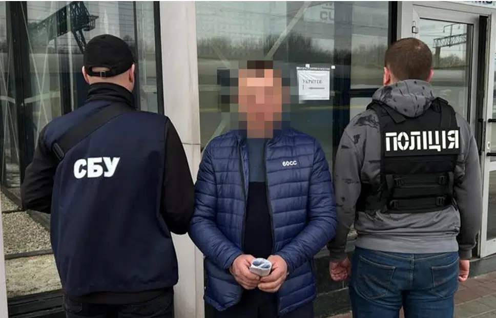 СБУ затримала співробітника Укрзалізниці, який перевозив ухилянтів за кордон у вентиляційній системі пасажирського вагона (ВІДЕО)