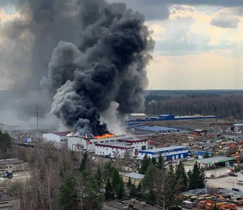 Неподалік Москви горить великий склад з запчастинами (ВІДЕО)